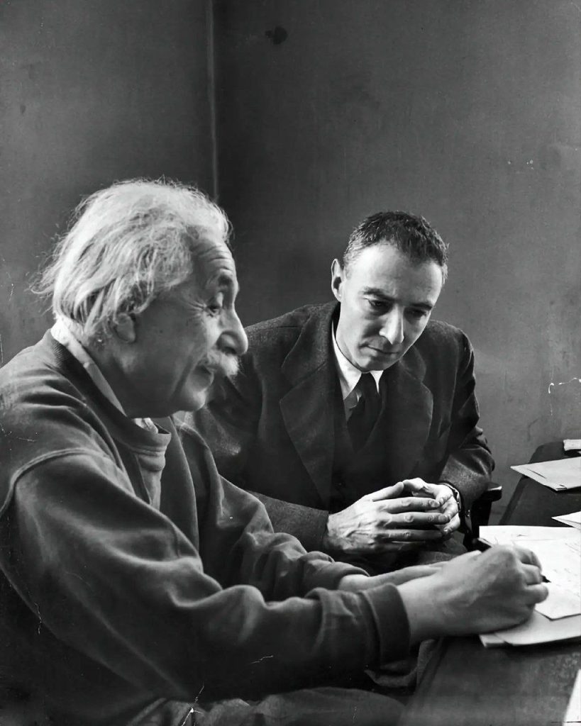 انشتین اوپنهایمر - پایگاه اطلاع رسانی آژنگ