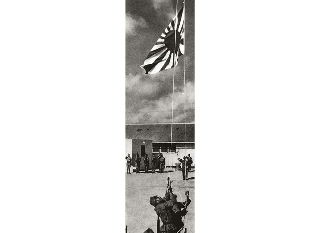 ژاپنی ها قبل از آغاز جنگ دوم جهانی آمریکایی ها را شکست داده بودند 1 IMAGE 7 SNLF Troops raise their colors over Wake USMC Mallory Kirk - پایگاه اطلاع رسانی آژنگ