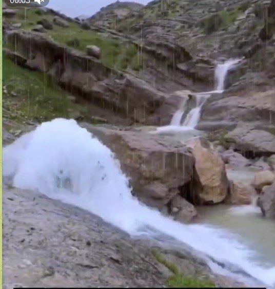 جوشش چشمه کبیر کوه از دل سنگ درایلام 1 جوشش چشمه - پایگاه اطلاع رسانی آژنگ