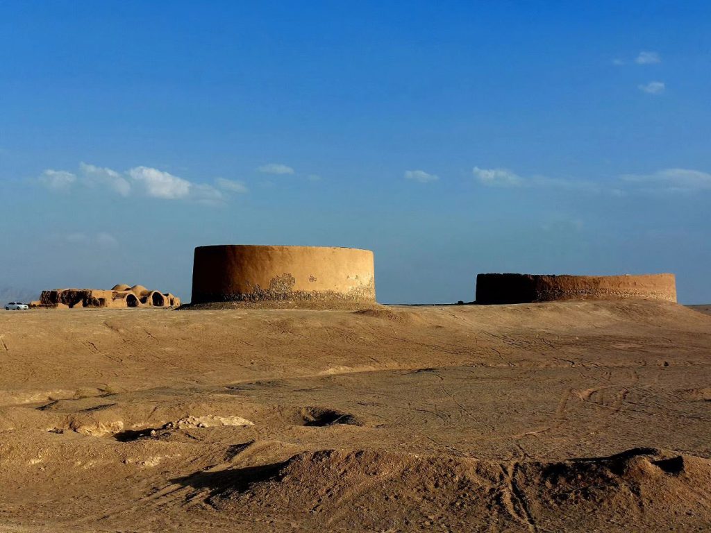 دخمههای شریفآباد؛گورستان تاریخی زرتشتیان اردکان 1 ۱دخمه های شریف اباد - پایگاه اطلاع رسانی آژنگ