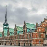 ساختمان تاریخی بورس کپنهاگ در آتش سوخت
