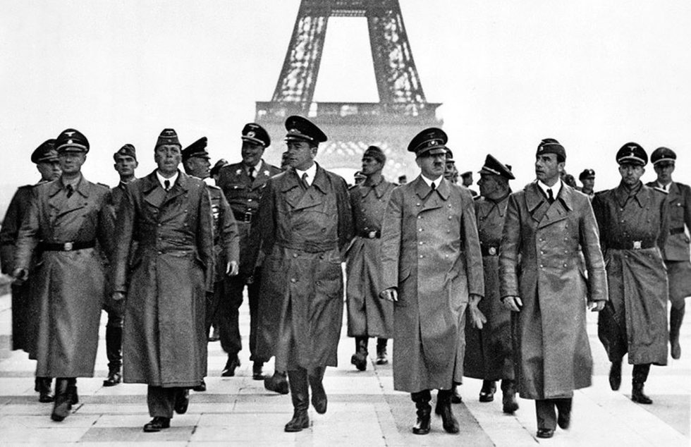 نیروهای آلمانی وارد پاریس شدند 1 01.1 Adolf Hitler with the Eiffel Tower Bundesarchiv CC - پایگاه اطلاع رسانی آژنگ