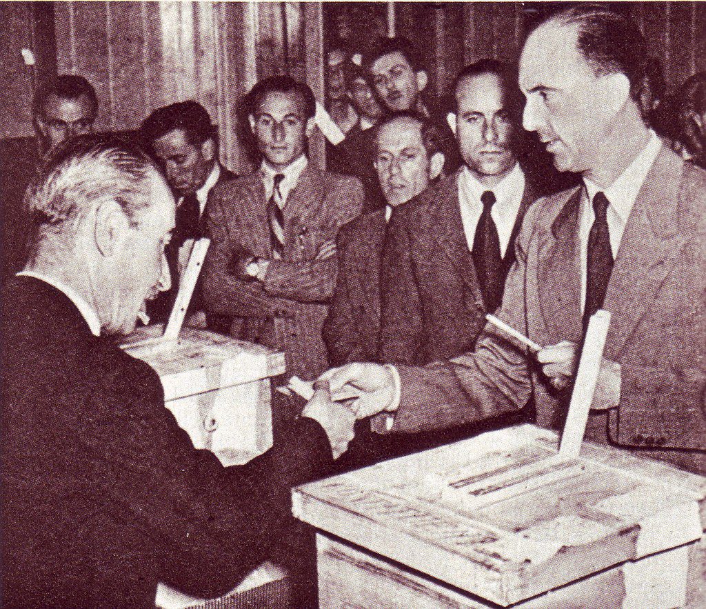 حکومت جمهوری جایگزین نظام سلطنتی در ایتالیا شد 1 Umberto II alle urne - پایگاه اطلاع رسانی آژنگ