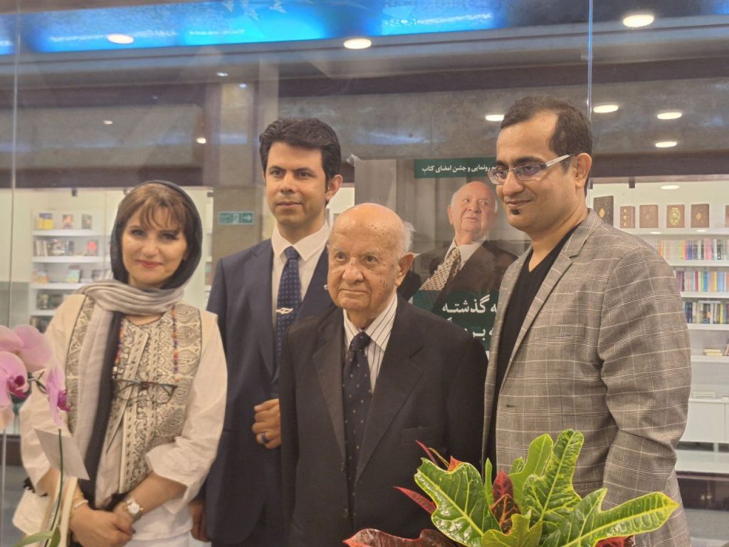 گزارشی از مراسم رونمایی کتاب "به گذشته که برمی گردم" 1 خامی - پایگاه اطلاع رسانی آژنگ