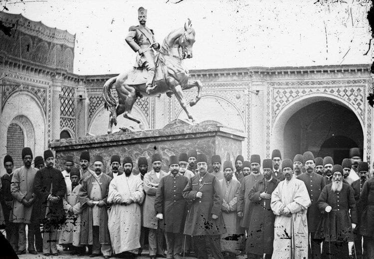 اولین مجسمه مقامات که درتهران نصب شد متعلق به ناصرالدین شاه قاجار بود 1 اولین مجسمه - پایگاه اطلاع رسانی آژنگ