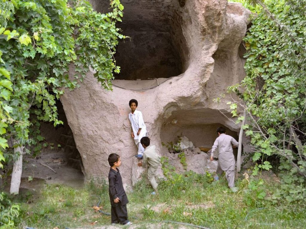 دهکده صخرهای روستای تمین در تفتان 2 دهکده صخره ای1 - پایگاه اطلاع رسانی آژنگ