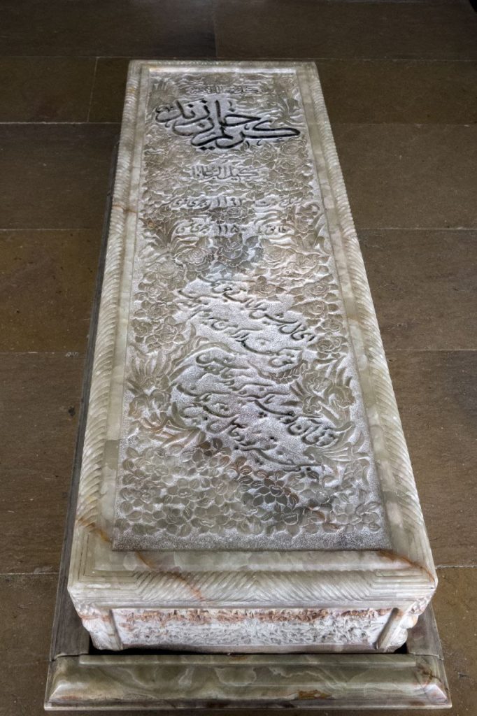 نمایی ازسنگ قبر کریم خان زندوکیل الرعایا 1 سنگ قبر کریمخان - پایگاه اطلاع رسانی آژنگ