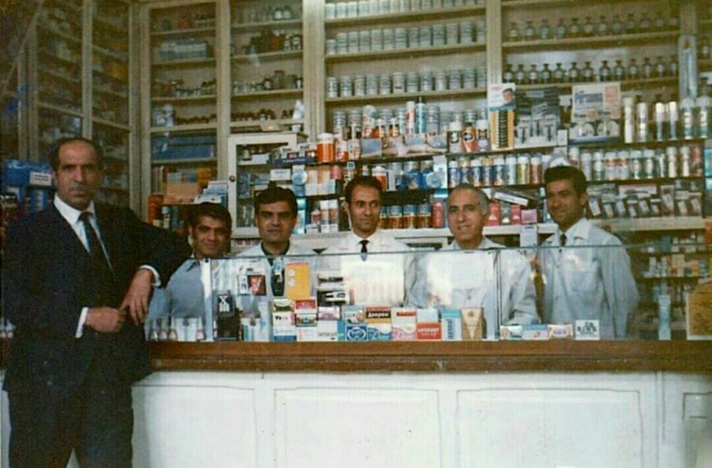یک داروخانه قدیمی در تهران در سال ۱۳۴۷ خورشیدی 1 داروخانه تهران ۱۳۴۷ - پایگاه اطلاع رسانی آژنگ