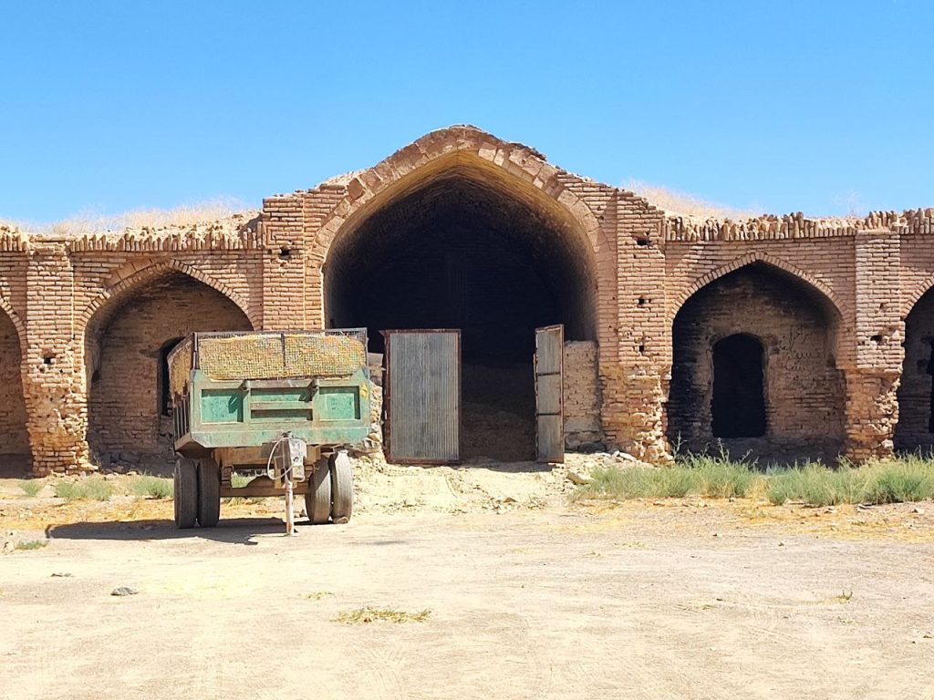 تبدیل کاروانسرای تاریخی به محل فروش مصالح ساختمانی 1 کاروانسرای تاریخی - پایگاه اطلاع رسانی آژنگ