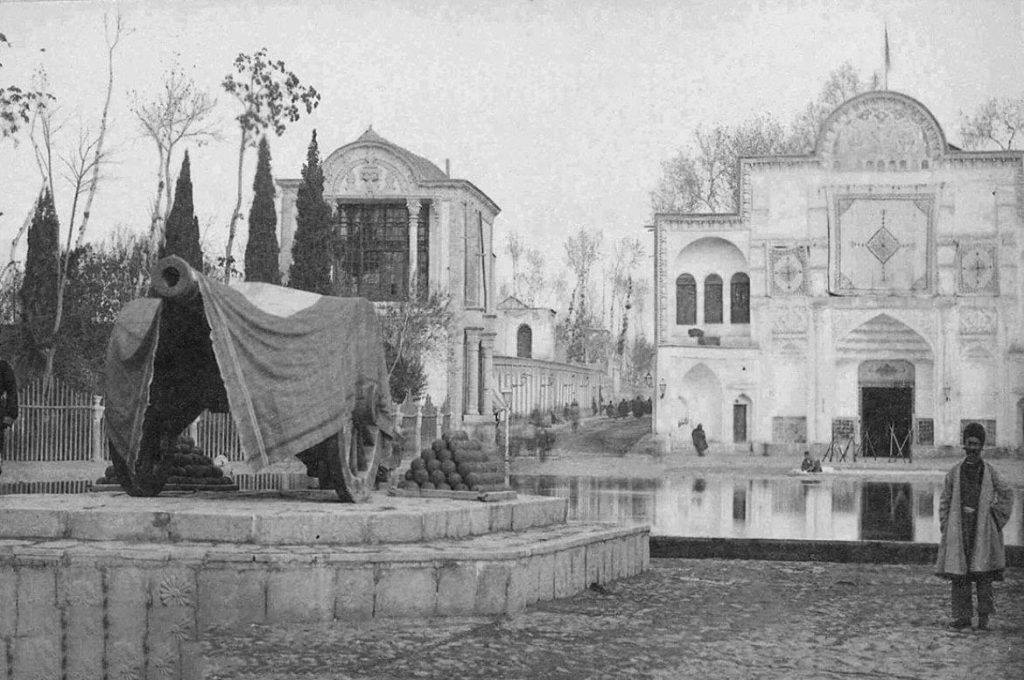 چگونه میدان ارک تهران در غبار تاریخ محو شد؟ 1 میدان ارک 1304 قبل از تخریب - پایگاه اطلاع رسانی آژنگ