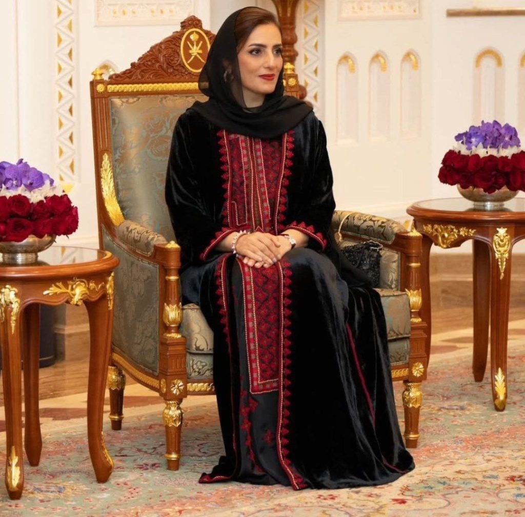 لباس ملکه عمان با سوزن دوزی بلوچی 1 ملکه عمان با پوشاک عمانی مزین به سوزن دوزی بلوچی - پایگاه اطلاع رسانی آژنگ