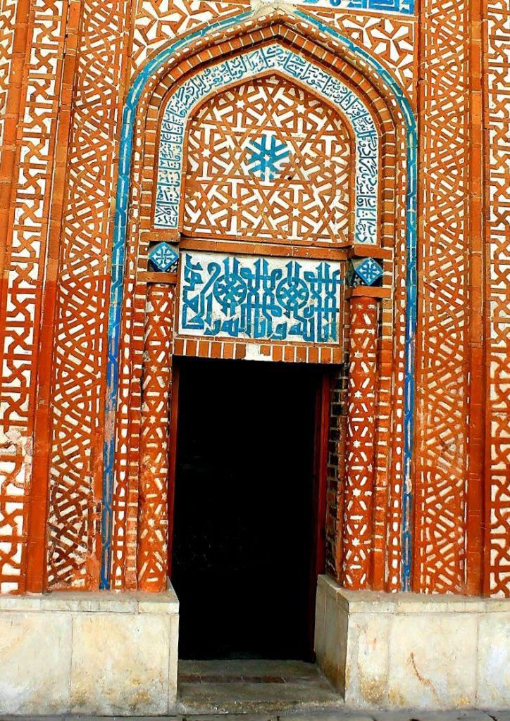 کتیبه فارسی ۸۰۰ سالهی سردر آرامگاه سلطان کیکاووس یکم 1 کتیبه فارسی - پایگاه اطلاع رسانی آژنگ