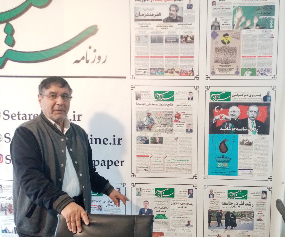 علی صالح آبادی در گفتگو با پایگاه خبری آژنگ نیوز تشریح کرد:روزنامه نگاری، عشق، انگیزه و خلاقیت نیاز دارد تا کارکرد روزنامه درجهت بهبود زندگی مردم باشد 2 ۲۲۲ - پایگاه اطلاع رسانی آژنگ