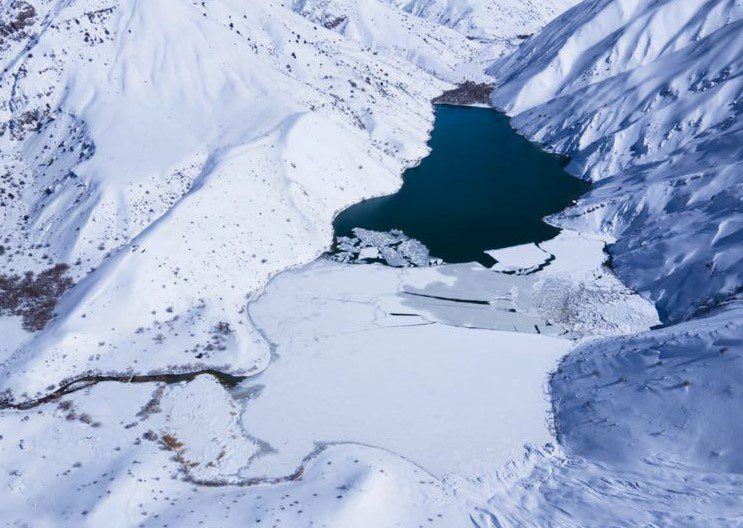 نمایی از دریاچه یخ زده گهر در لرستان 1 گهر - پایگاه اطلاع رسانی آژنگ