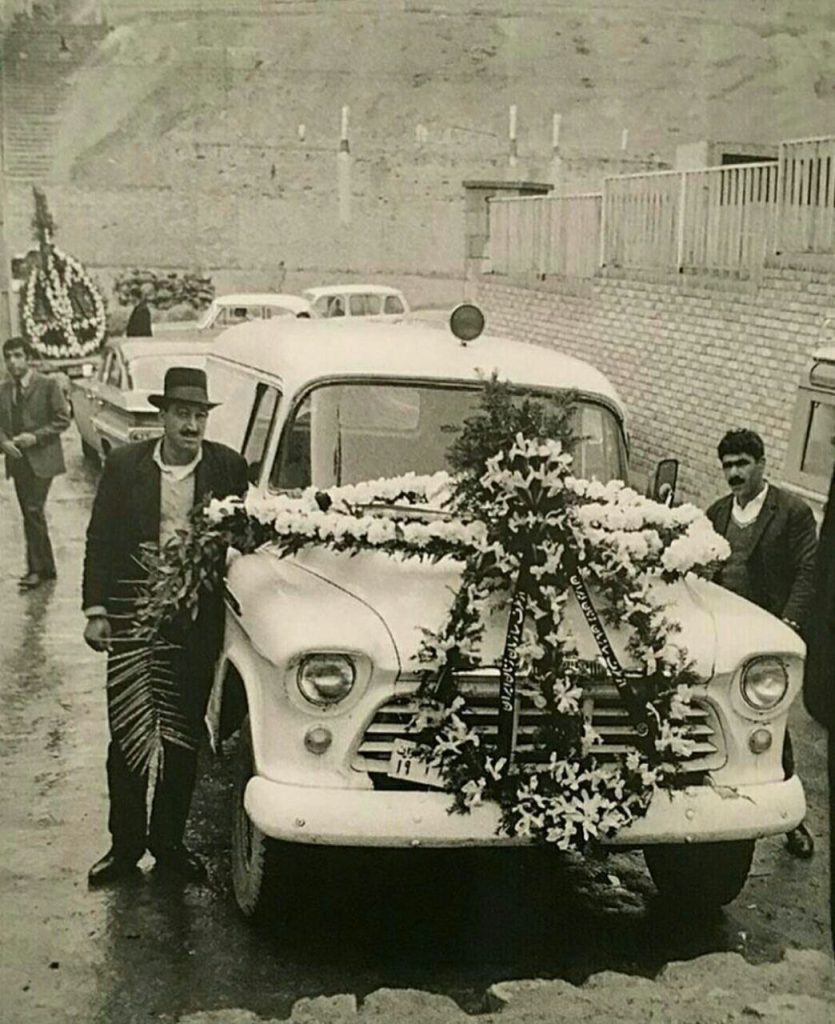 تصویرماشین تشییع جنازه فروغ فرخزاد 1 تشییع جنازه فروغ ۱۳۴۵ - پایگاه اطلاع رسانی آژنگ