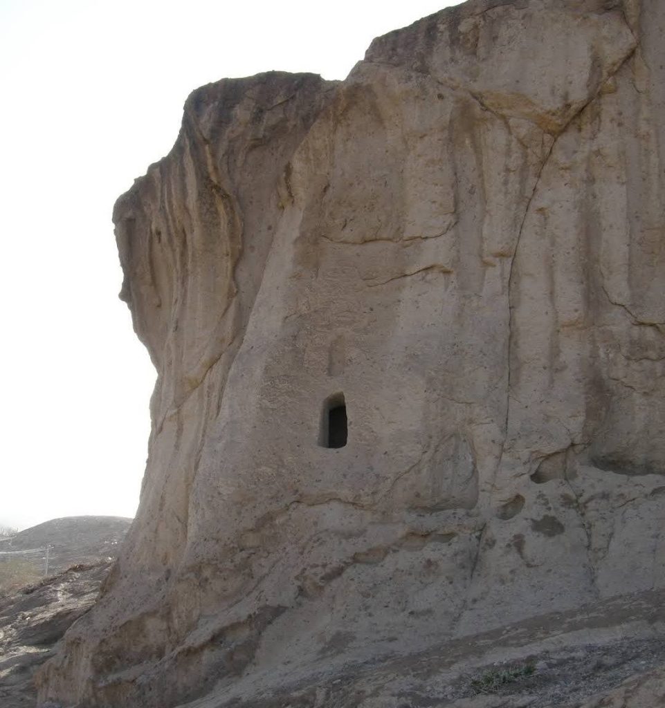 گوردخمه در دل کوه درروستای تمین میرجاوه 1 گوردخمه - پایگاه اطلاع رسانی آژنگ