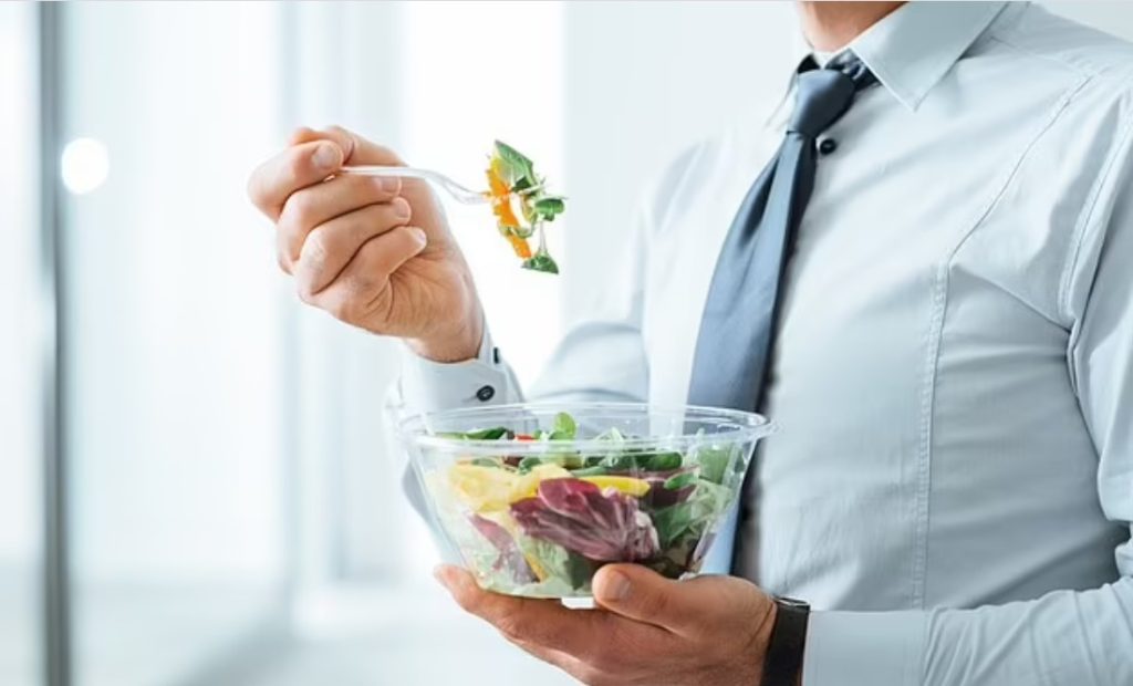 چه غذاهایی را نباید در محل کار خورد؟! 1 غذا۲ - پایگاه اطلاع رسانی آژنگ