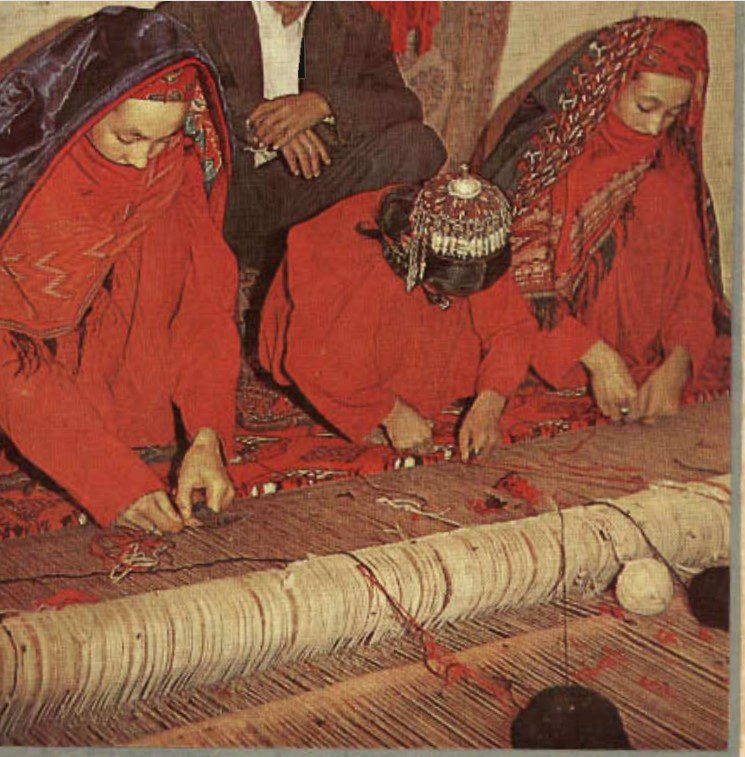 قالی بافی زنان ترکمن در سال ۱۳۴۲ خورشیدی 1 قالی بافی ترکمنی ۱۳۴۲ - پایگاه اطلاع رسانی آژنگ
