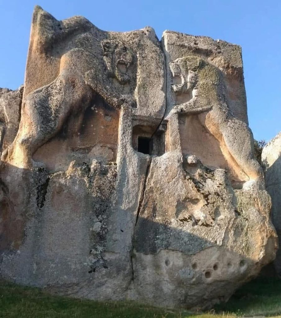 مقبره سنگی آسلانتاش 1 مقره سنگی - پایگاه اطلاع رسانی آژنگ
