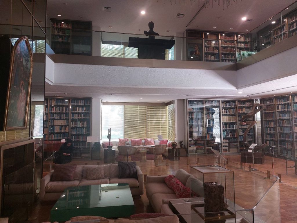 نگاهی به کتابخانه اختصاصی کاخ نیاوران 1 کتابخانه کاخ نیاوران - پایگاه اطلاع رسانی آژنگ