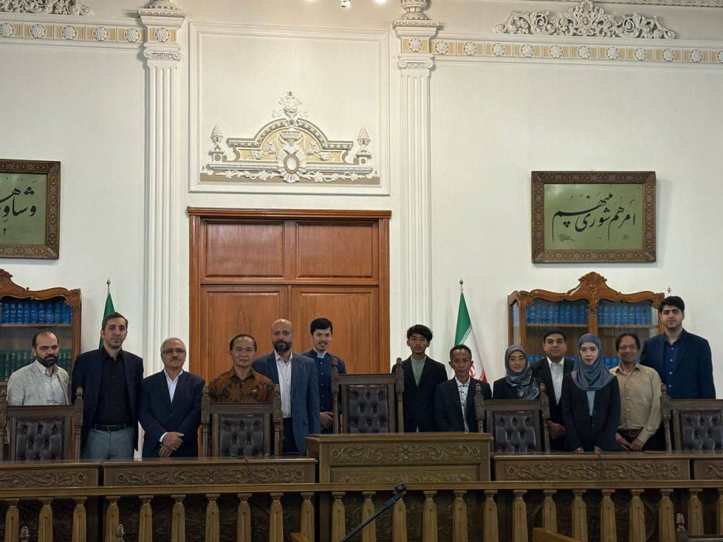 دیدارمتولیان امور قرآنی و موزهداران کشور تایلند از کتابخانه مجلس شورای اسلامی 1 تایلندی - پایگاه اطلاع رسانی آژنگ
