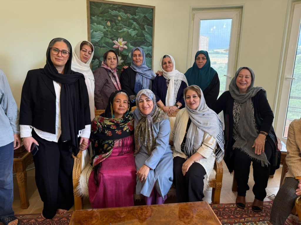 گزارش جلسه هم اندیشی اعضای انجمن زنان پژوهشگر تاریخ 1 هم اندیشی زنان - پایگاه اطلاع رسانی آژنگ