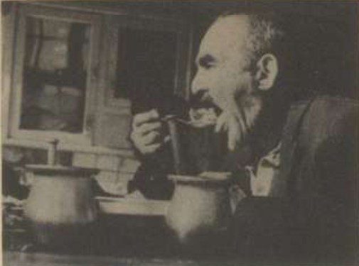 قهوه خانه يك پناهگاه اجتماعی دردهه ۴۰ و۵۰خورشیدی 3 قهوه خوردن - پایگاه اطلاع رسانی آژنگ