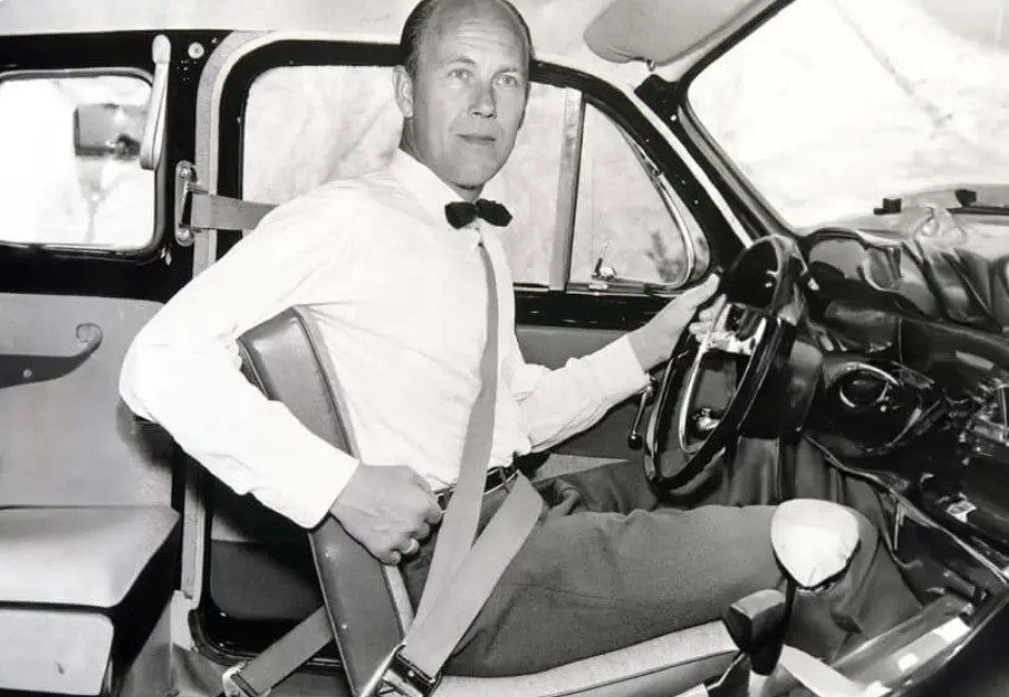 اختراع کمربند ایمنی سه نقطه ای تحولی بنیادین در زمینه حفظ جان رانندگان 1 کمربند 1 - پایگاه اطلاع رسانی آژنگ