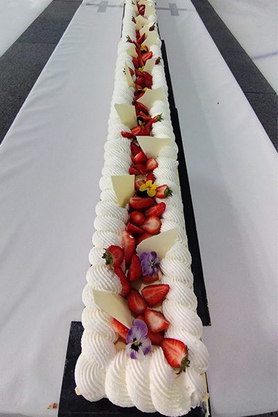 طولانیترین کیک توتفرنگی دنیا 1 کیک۱ - پایگاه اطلاع رسانی آژنگ