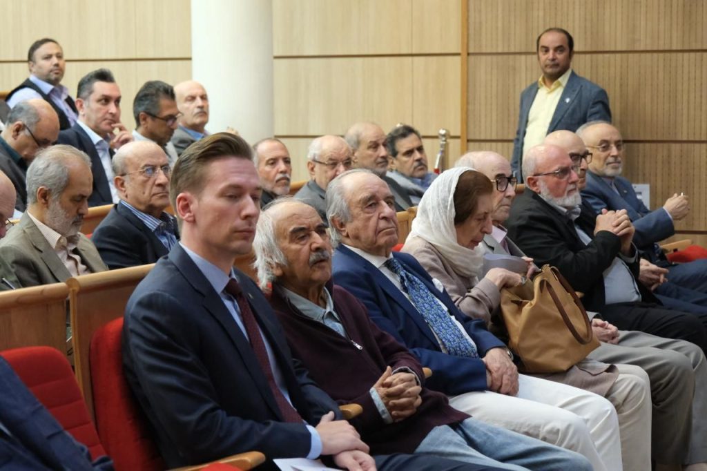 گزارش مراسم اهداجایزۀ ادبی وتاریخی دکترمحمود افشار به دکتربواوتاس،ایرانشناس سوئدی 2 ۲ - پایگاه اطلاع رسانی آژنگ