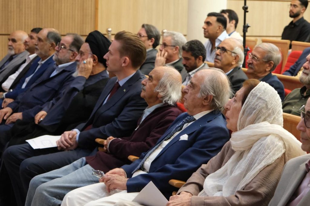گزارش مراسم اهداجایزۀ ادبی وتاریخی دکترمحمود افشار به دکتربواوتاس،ایرانشناس سوئدی 3 ۳ - پایگاه اطلاع رسانی آژنگ