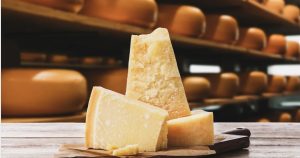 آگاهی ازنحوه تولید پنیر پارمزان خوشحال کننده نیست!