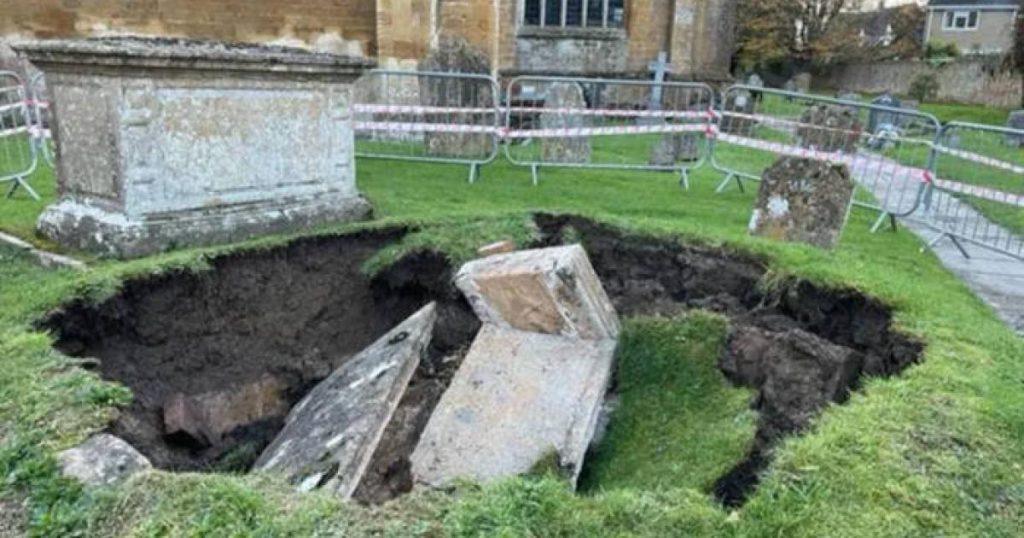 کشف سردابه پنهان در پی فروریختن مقبرهای در سامرست، انگلستان 1 ریزش - پایگاه اطلاع رسانی آژنگ