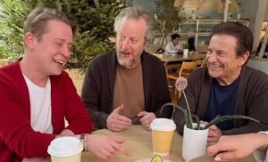 بازیگران «تنها در خانه» پس از ۳۵ سال دوباره دور هم جمع شدند