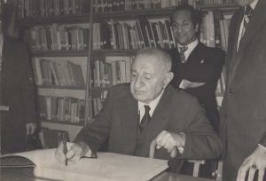 اهدا کتاب توسط علی اصغر حکمت برای بسط فرهنگ