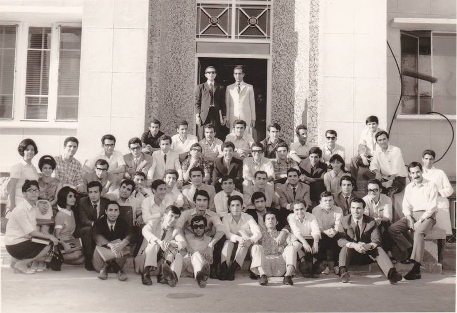 مشکل تاریخی پژوهش وتحقیق،درمراکزعلمی ایران 1 دانشجویان دانشکده پزشکی دانشگاه پهلوی شیراز دهه 70 میلادی - پایگاه اطلاع رسانی آژنگ