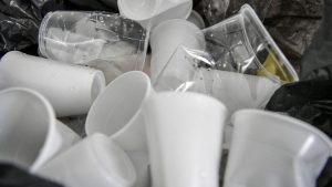 فرانسه ممنوعیت لیوان پلاستیکی را چهار سال به تعویق انداخت