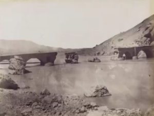 پل تاریخی و نیمه مخروبه منجیل در زمان قاجار