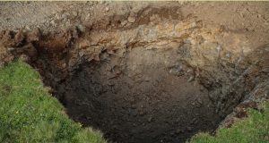 آیا می‌توان از یک طرف زمین سوراخی ایجاد کرد و از طرف دیگر بیرون آمد؟