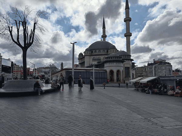 میدان استقلال استانبول - پایگاه اطلاع رسانی آژنگ