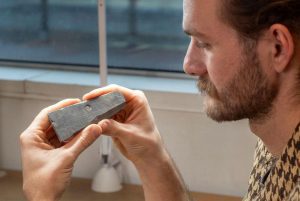 کشف تخته سنگ مدرسه باستانی با خط خطی های کودکان