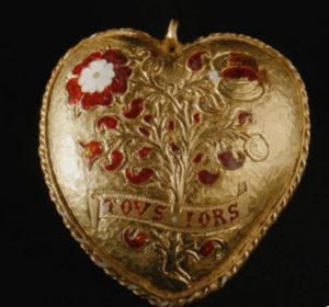 بازیابی آویز قلب طلایی تودور؛برای روز ولنتاین