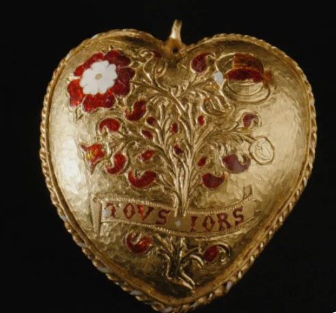 بازیابی آویز قلب طلایی تودور؛برای روز ولنتاین 1 قلب - پایگاه اطلاع رسانی آژنگ