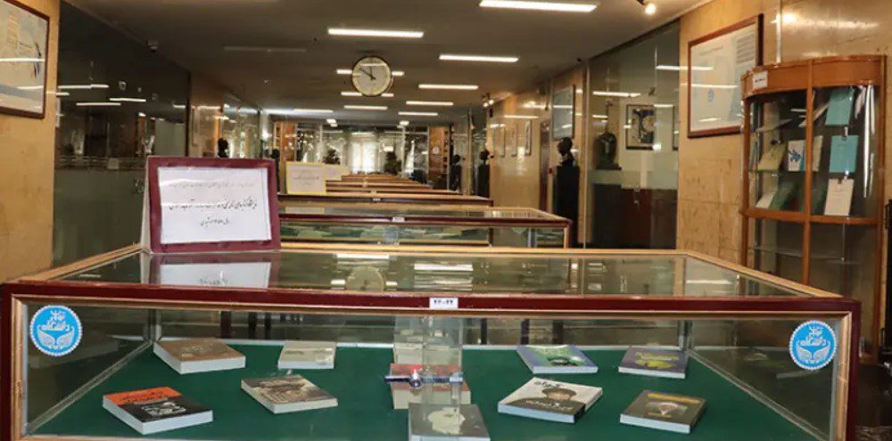 نمایشگاه "کتابهای تاریخی و خاطرات درباره انقلاب اسلامی سال ۱۳۵۷ خورشیدی" 1 نمایشگاه کتاب - پایگاه اطلاع رسانی آژنگ