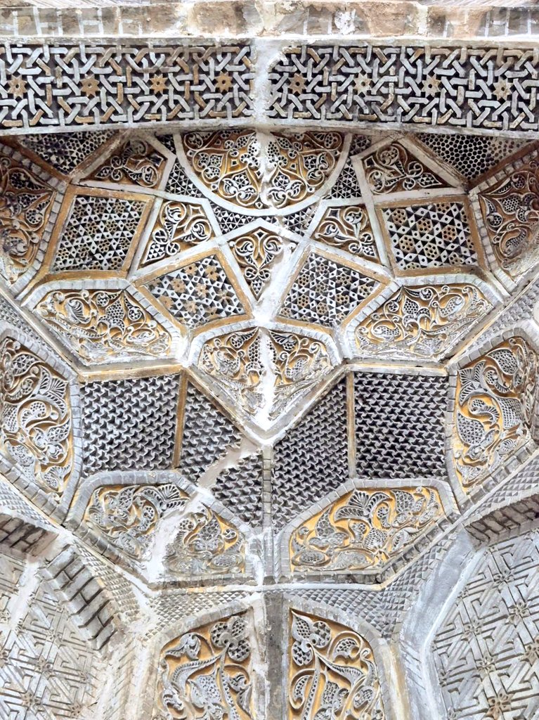 نمای گچ بری امامزاده یحیی در ورامین 1 امامزاره یحیی ورامین - پایگاه اطلاع رسانی آژنگ
