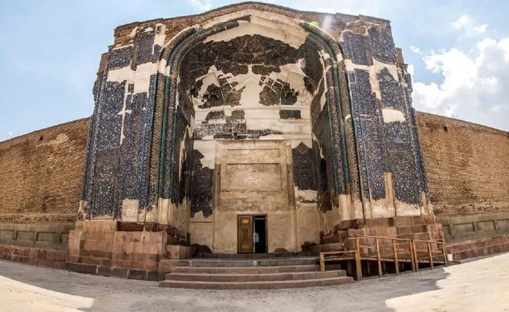 مسجد تاریخی پیرپنهان لار؛تهدید ازسوی حفاران دفینههای زیرخاکی 1 پیر پنهان - پایگاه اطلاع رسانی آژنگ