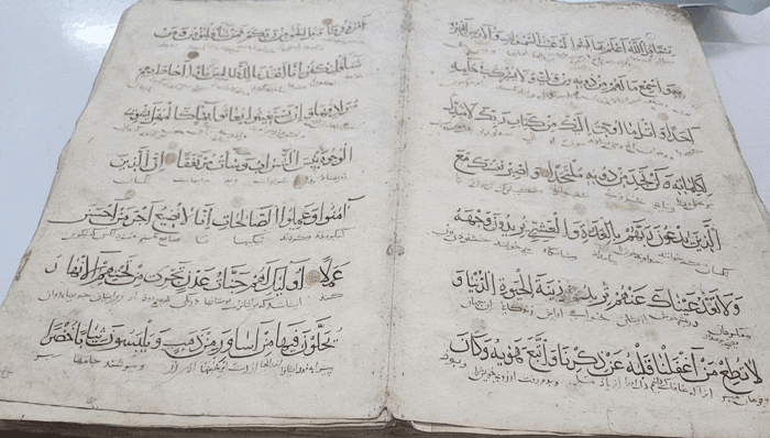 نمایش یک نسخه نادر از قرآن کریم با قدمتی بیش از هزار سال 2 قرآcccccccccccccccccن ۵۵۵ - پایگاه اطلاع رسانی آژنگ