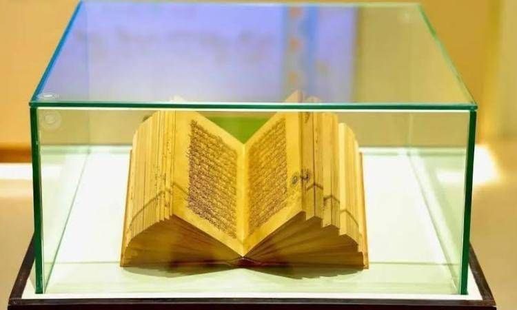 نمایش یک نسخه نادر از قرآن کریم با قدمتی بیش از هزار سال 1 قرآن هزار ساله - پایگاه اطلاع رسانی آژنگ